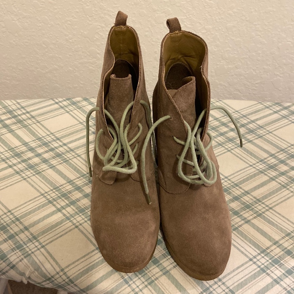 Tan Steve Madden Suede wedge boots Size 8.